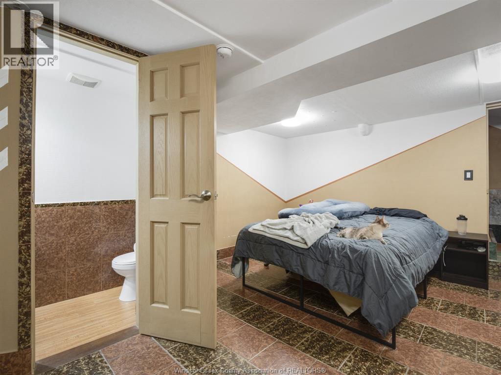 401 Parent, Windsor, ON - Indoor
