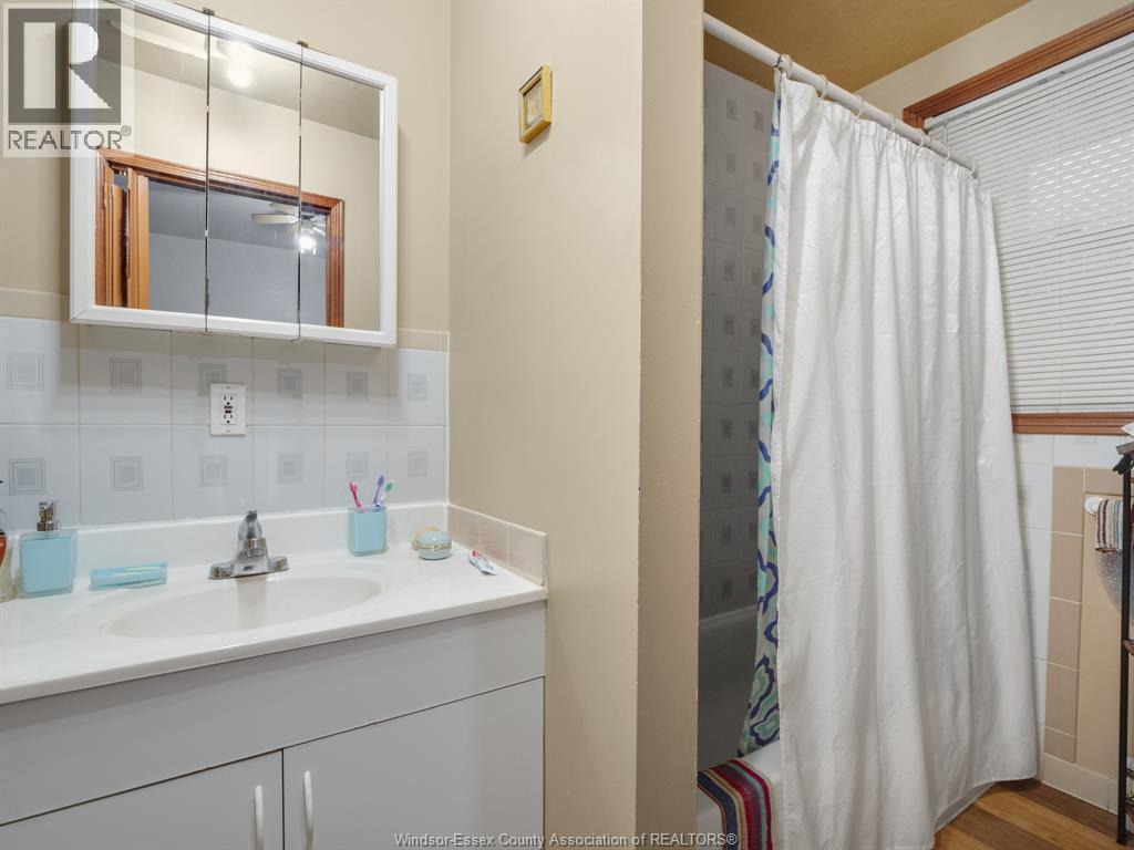 401 Parent, Windsor, ON - Indoor Photo Showing Bathroom