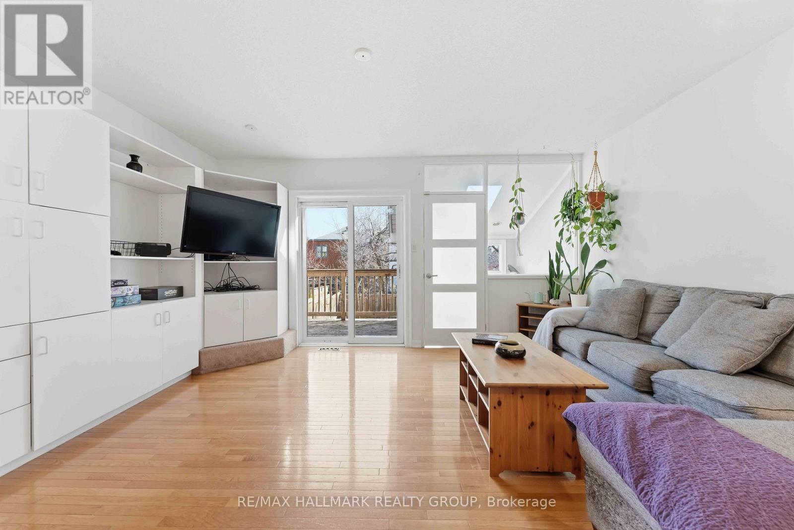 57 Rosemere Avenue, Ottawa, ON - Indoor Photo Showing Living Room