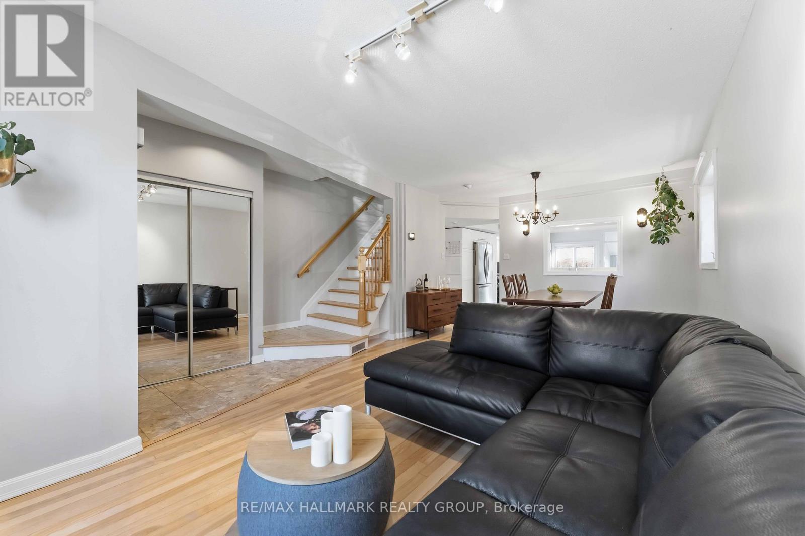 57 Rosemere Avenue, Ottawa, ON - Indoor Photo Showing Living Room