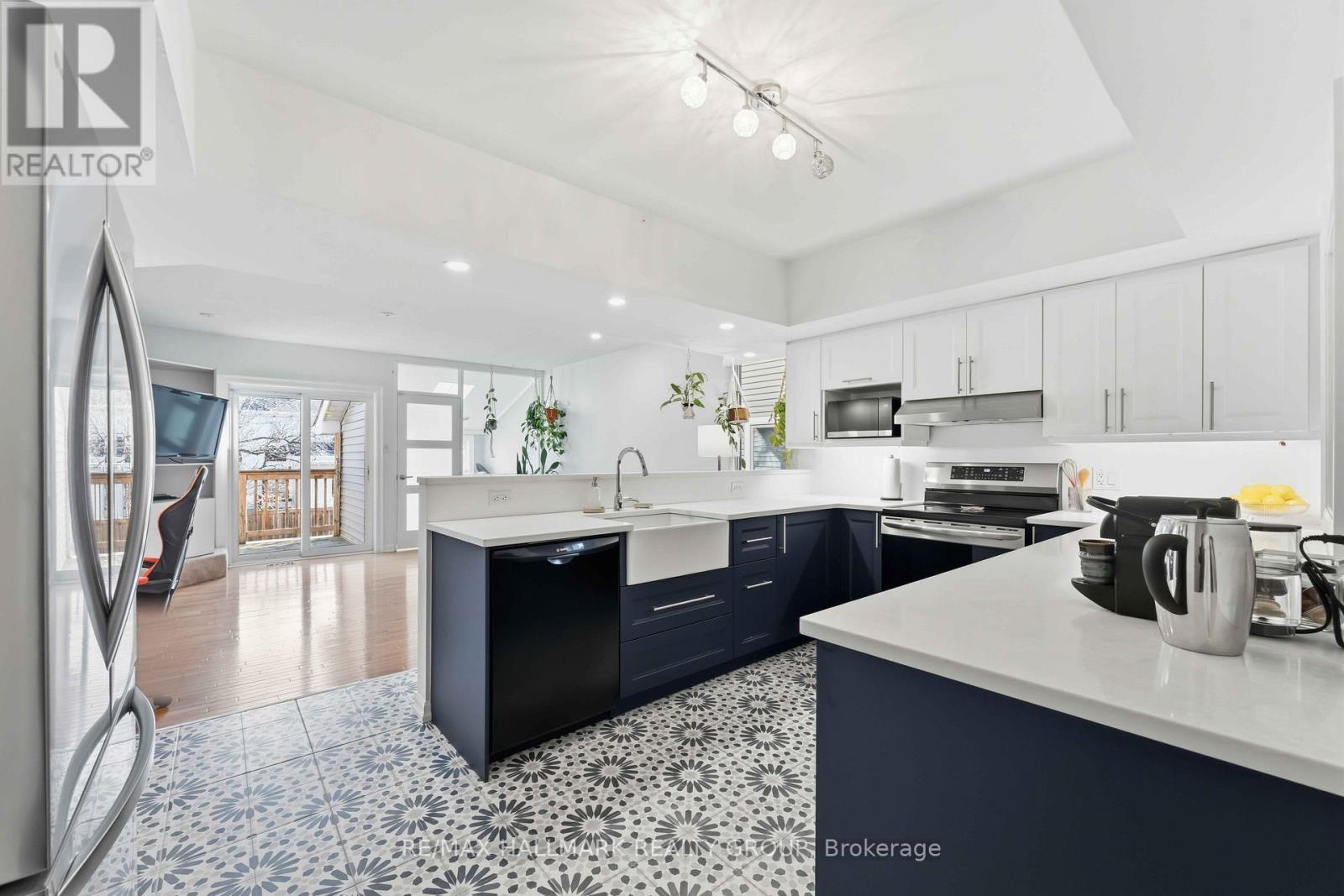 57 Rosemere Avenue, Ottawa, ON - Indoor Photo Showing Kitchen With Upgraded Kitchen