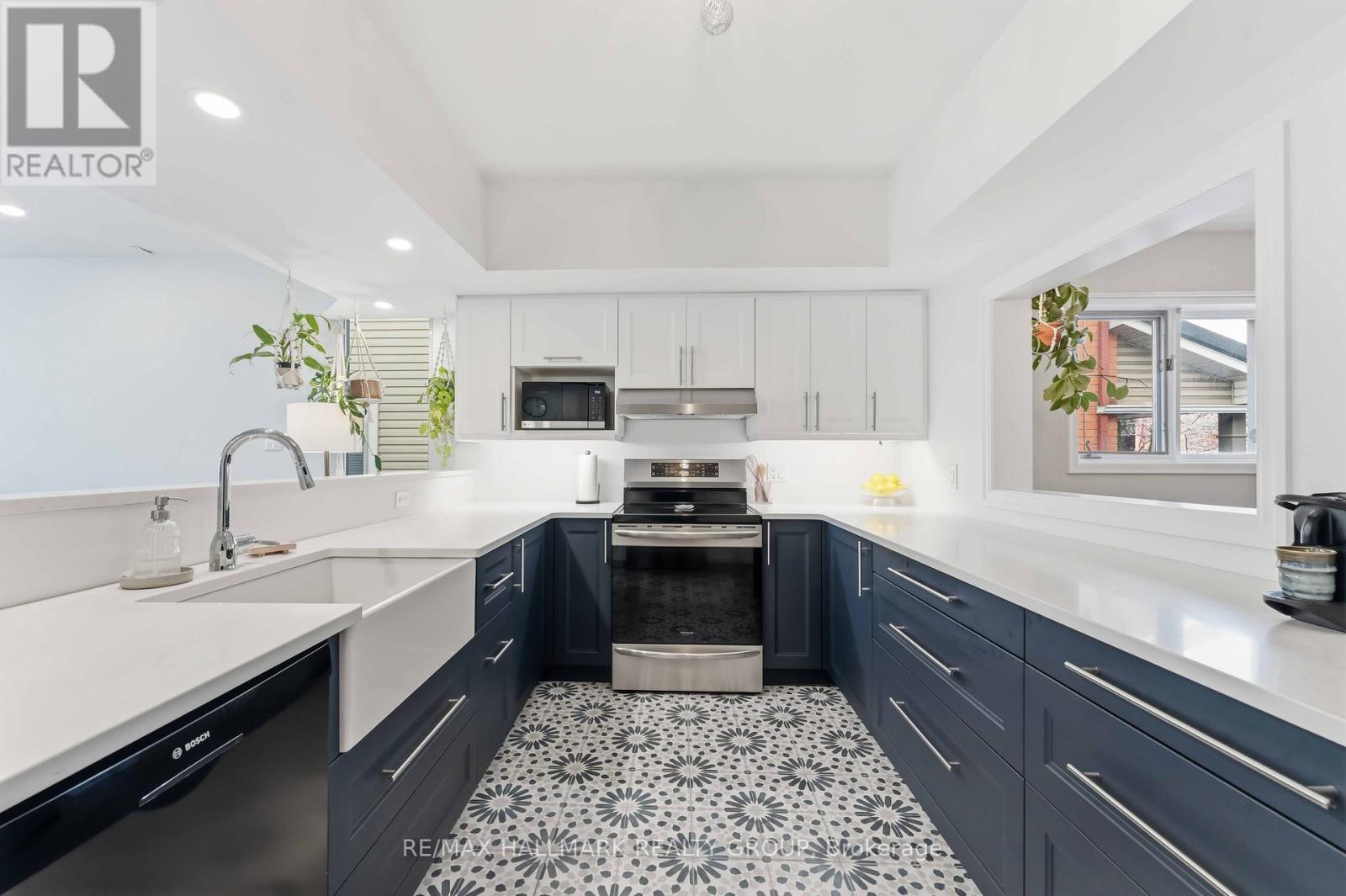 57 Rosemere Avenue, Ottawa, ON - Indoor Photo Showing Kitchen With Upgraded Kitchen