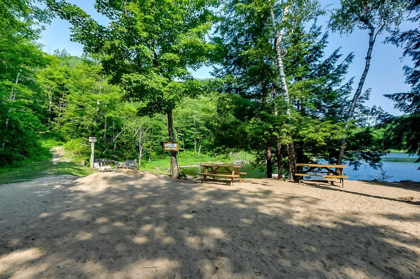 Accès au plan d'eau - 15 Rue De St-Moritz, Cantley, QC