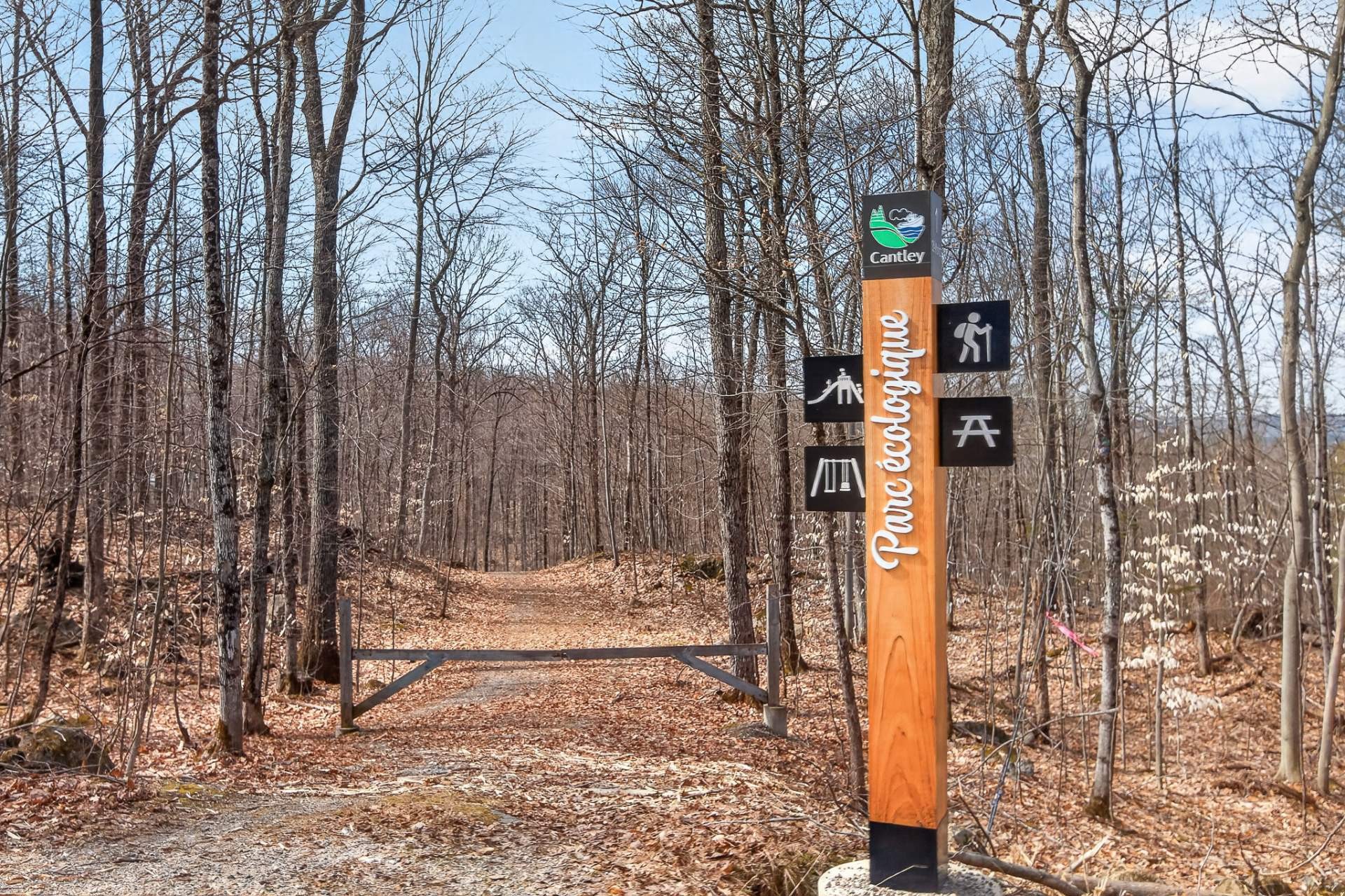 Accès au plan d'eau - 15 Rue De St-Moritz, Cantley, QC