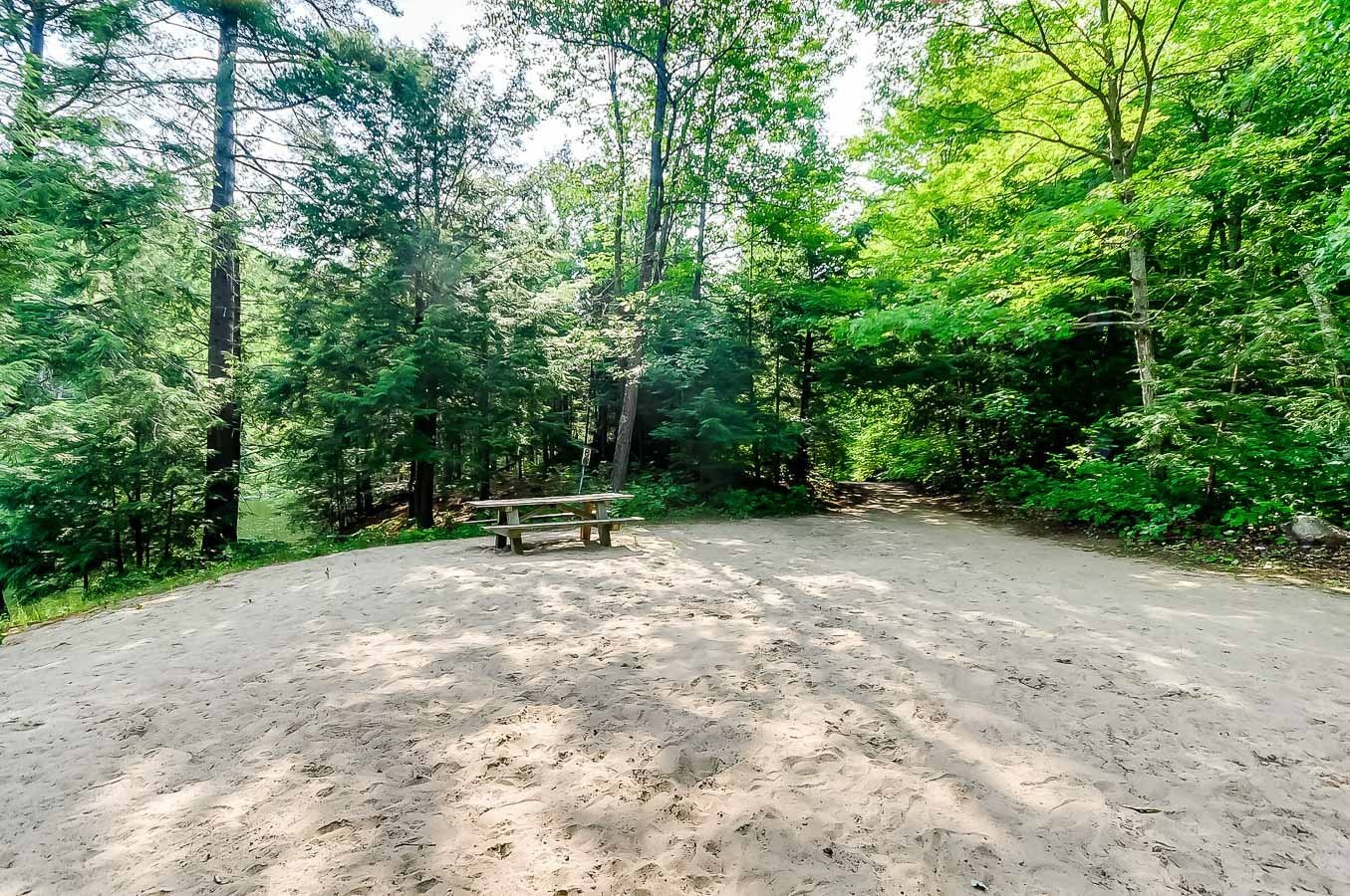 Accès au plan d'eau - 15 Rue De St-Moritz, Cantley, QC