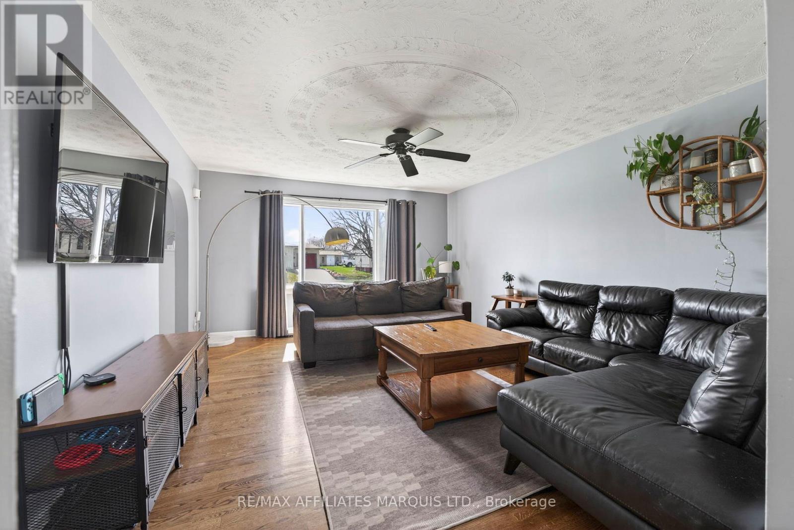 11 Gray Avenue, South Stormont, ON - Indoor Photo Showing Living Room