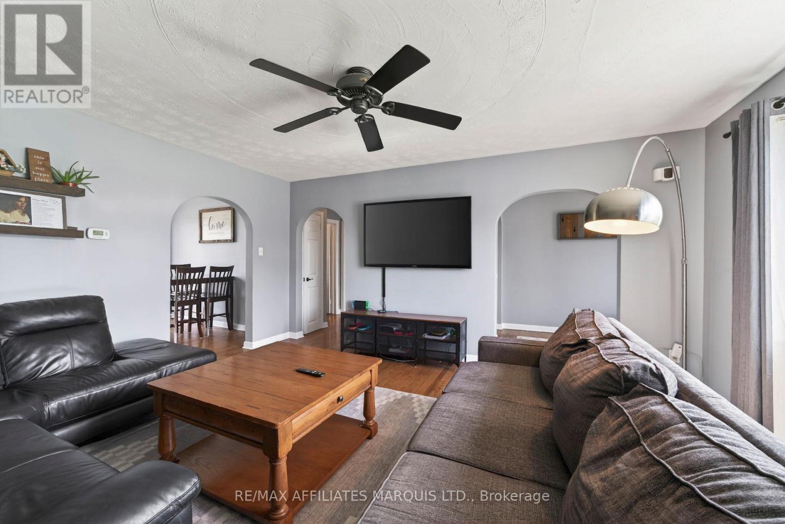 11 Gray Avenue, South Stormont, ON - Indoor Photo Showing Living Room