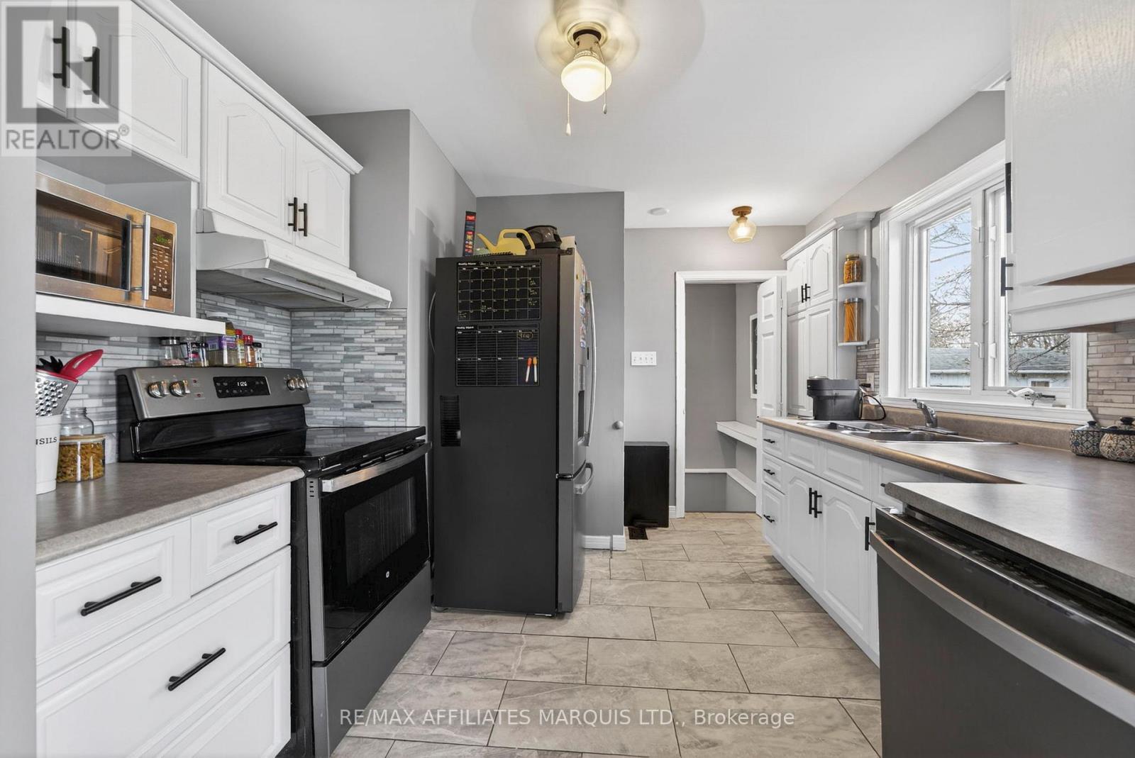11 Gray Avenue, South Stormont, ON - Indoor Photo Showing Kitchen With Double Sink
