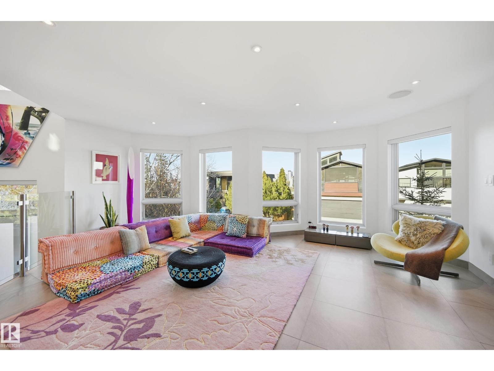 10065 90 Av Nw, Edmonton, AB - Indoor Photo Showing Living Room