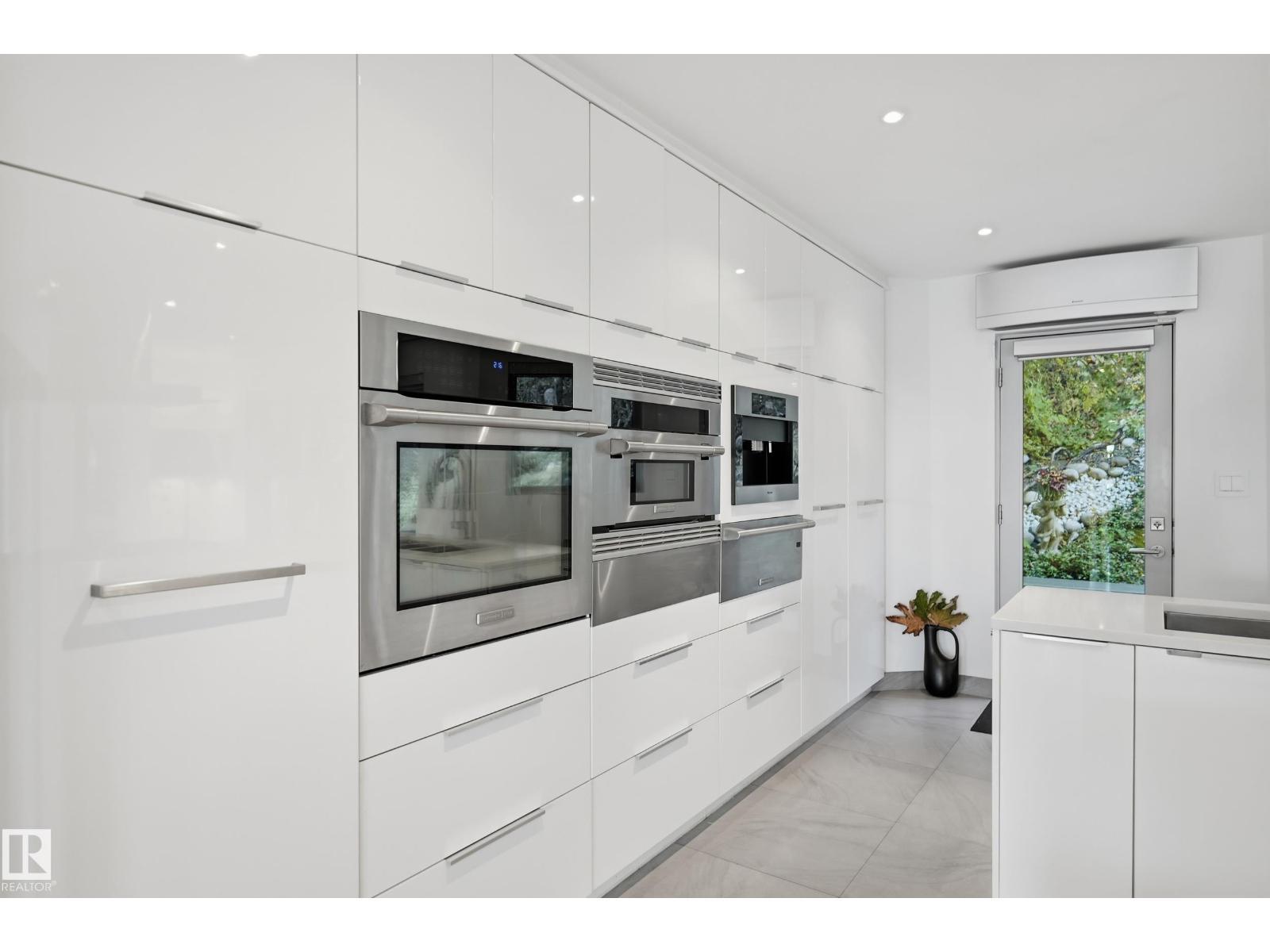 10065 90 Av Nw, Edmonton, AB - Indoor Photo Showing Kitchen