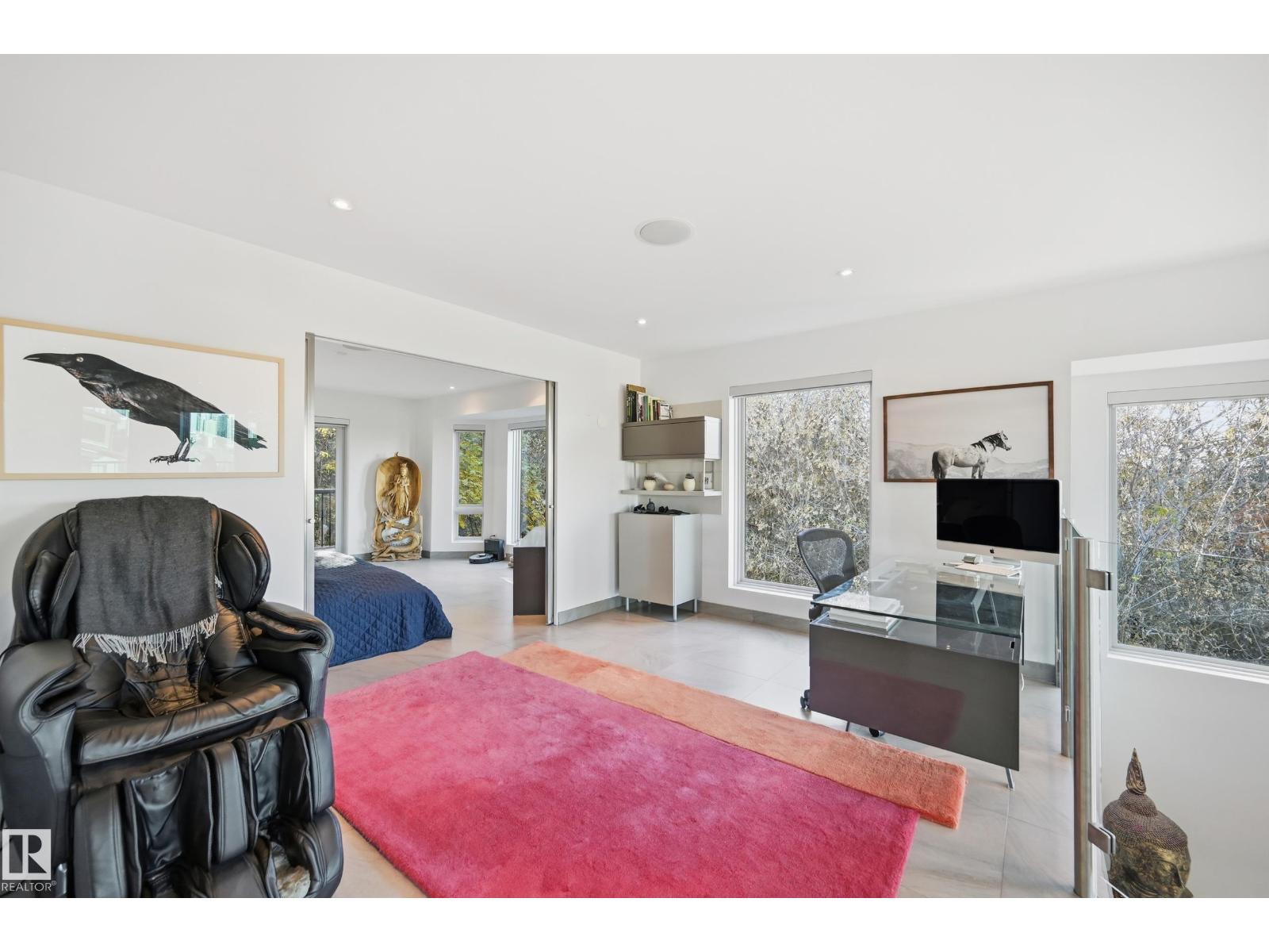 10065 90 Av Nw, Edmonton, AB - Indoor Photo Showing Living Room