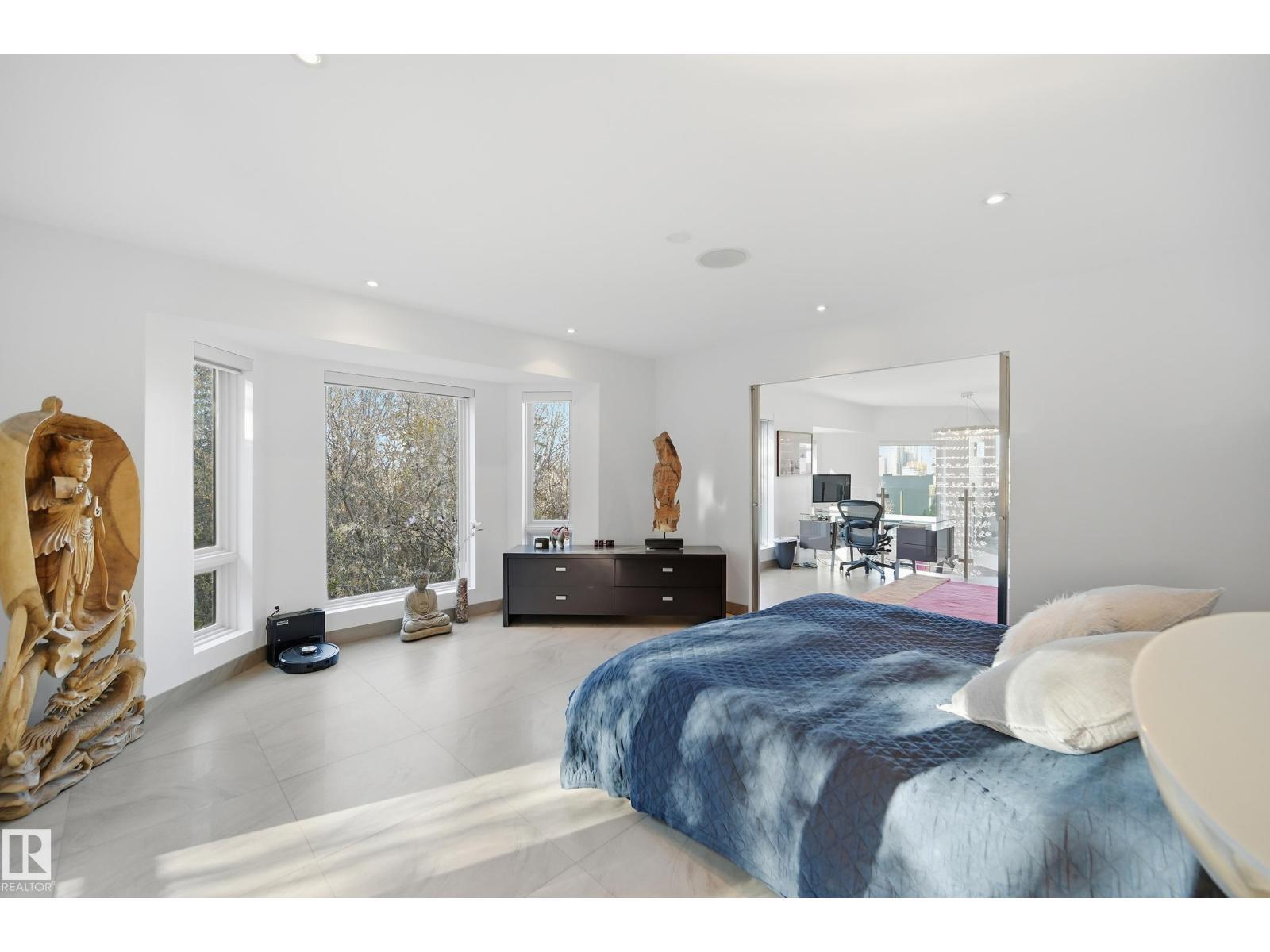 10065 90 Av Nw, Edmonton, AB - Indoor Photo Showing Bedroom