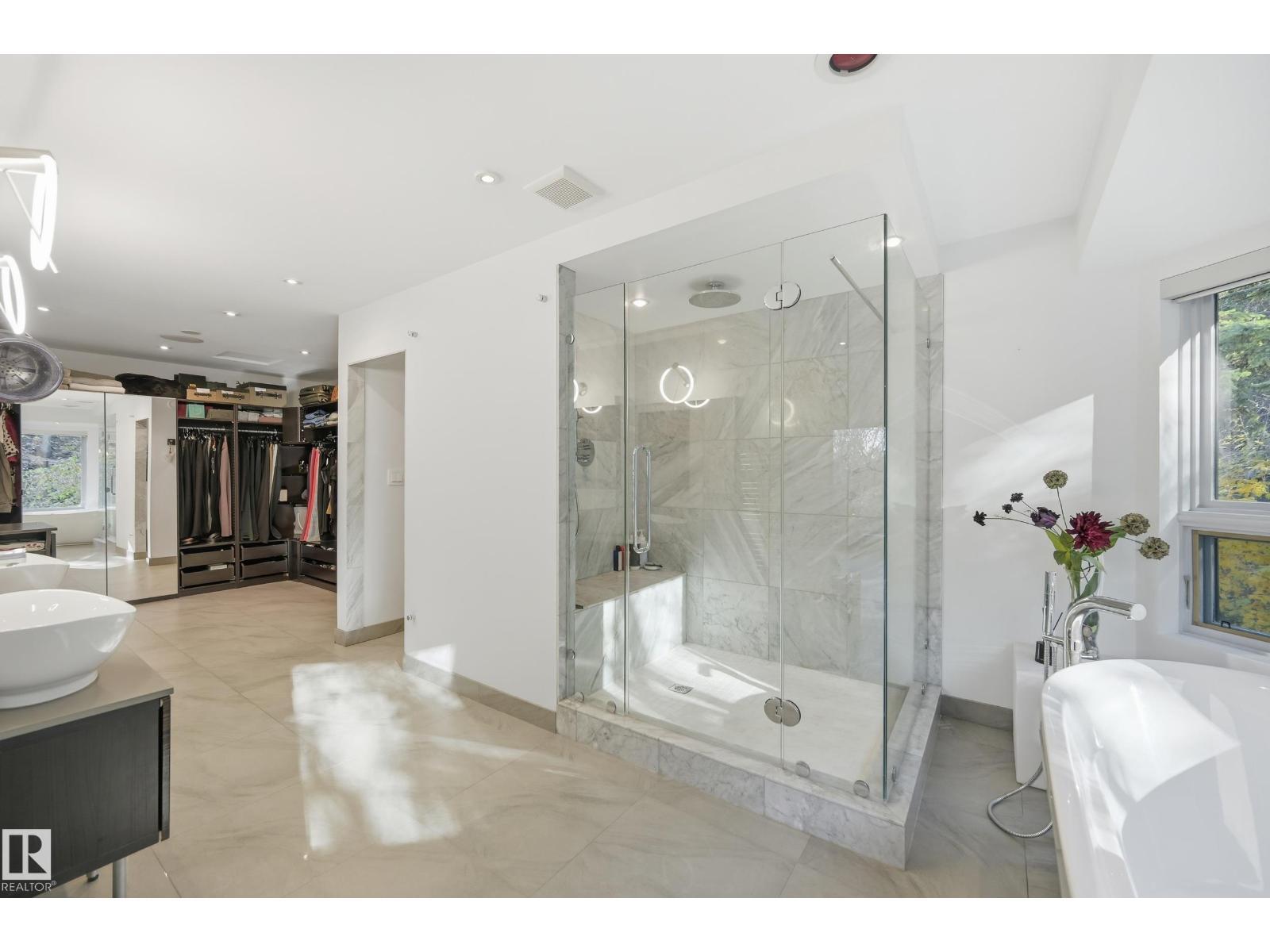 10065 90 Av Nw, Edmonton, AB - Indoor Photo Showing Bathroom