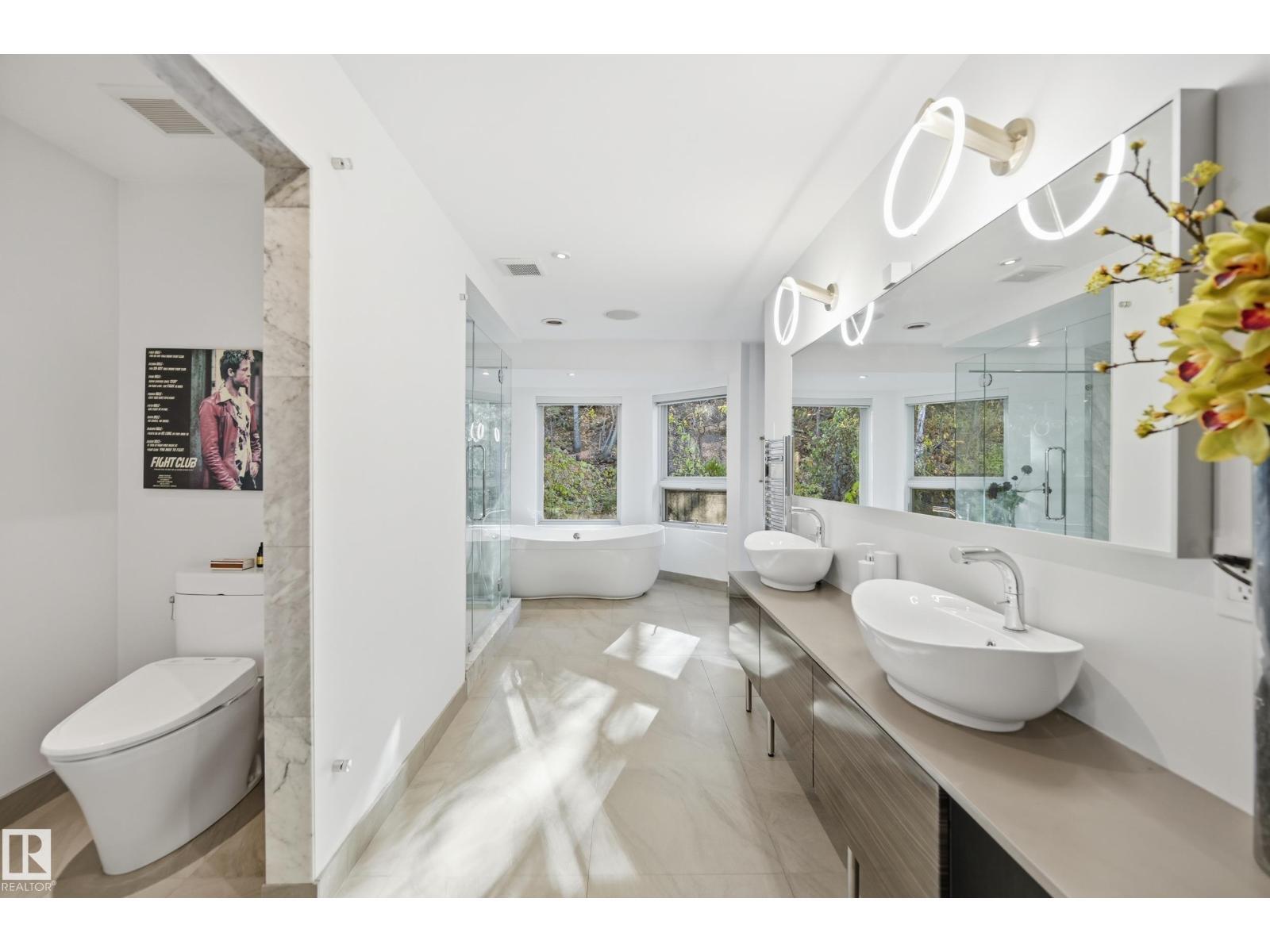 10065 90 Av Nw, Edmonton, AB - Indoor Photo Showing Bathroom