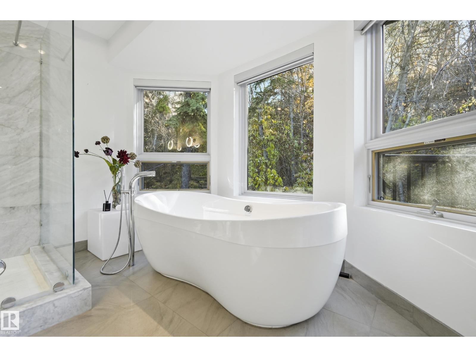 10065 90 Av Nw, Edmonton, AB - Indoor Photo Showing Bathroom