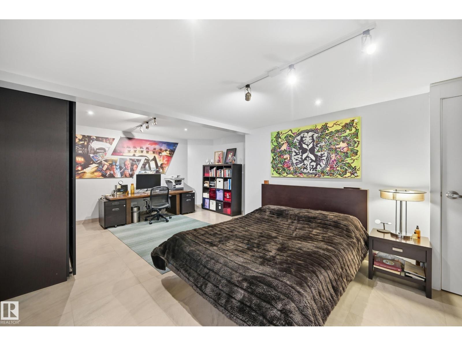 10065 90 Av Nw, Edmonton, AB - Indoor Photo Showing Bedroom