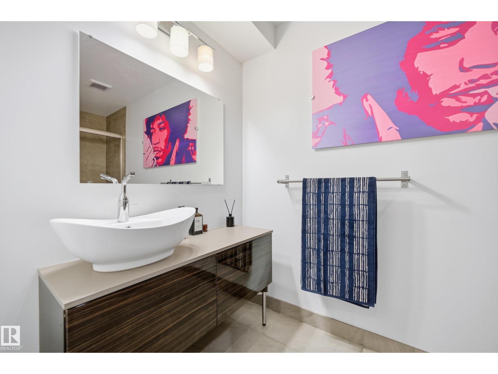 10065 90 Av Nw, Edmonton, AB - Indoor Photo Showing Bathroom