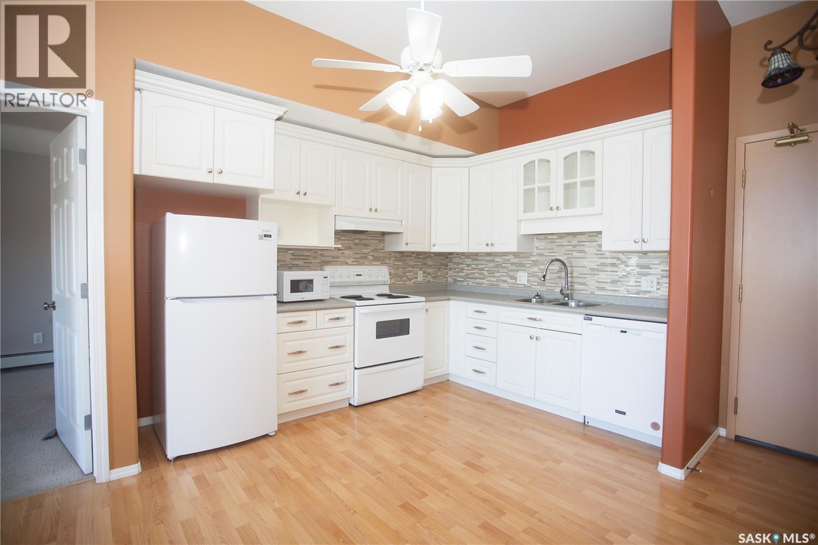 411 215 Lowe Road, Saskatoon, SK - Indoor Photo Showing Kitchen