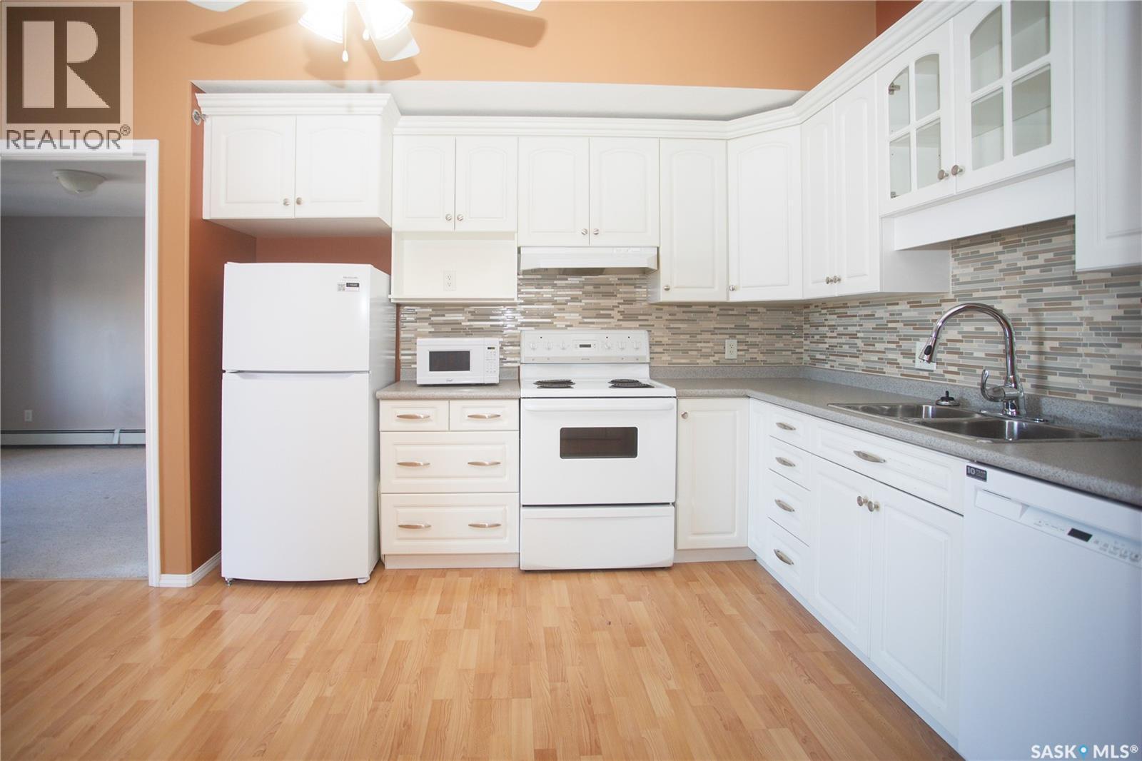 411 215 Lowe Road, Saskatoon, SK - Indoor Photo Showing Kitchen With Double Sink