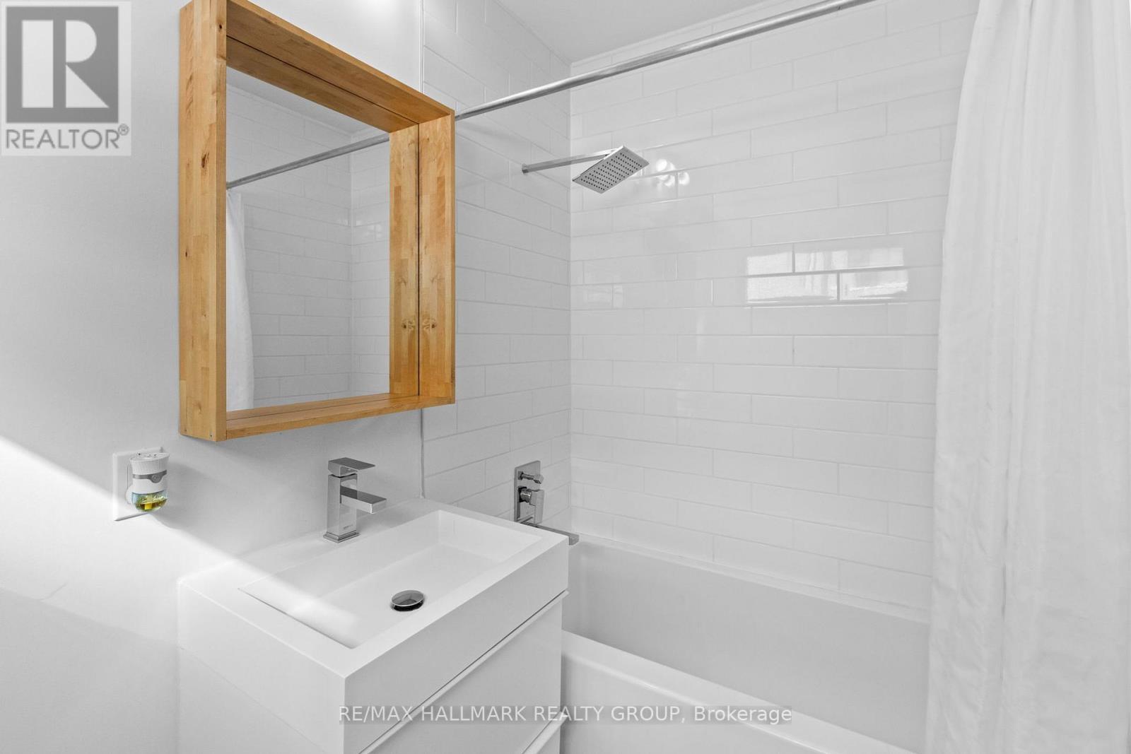 Second level main full bathroom with wood accents - 330 Winona Avenue, Ottawa, ON - Indoor Photo Showing Bathroom