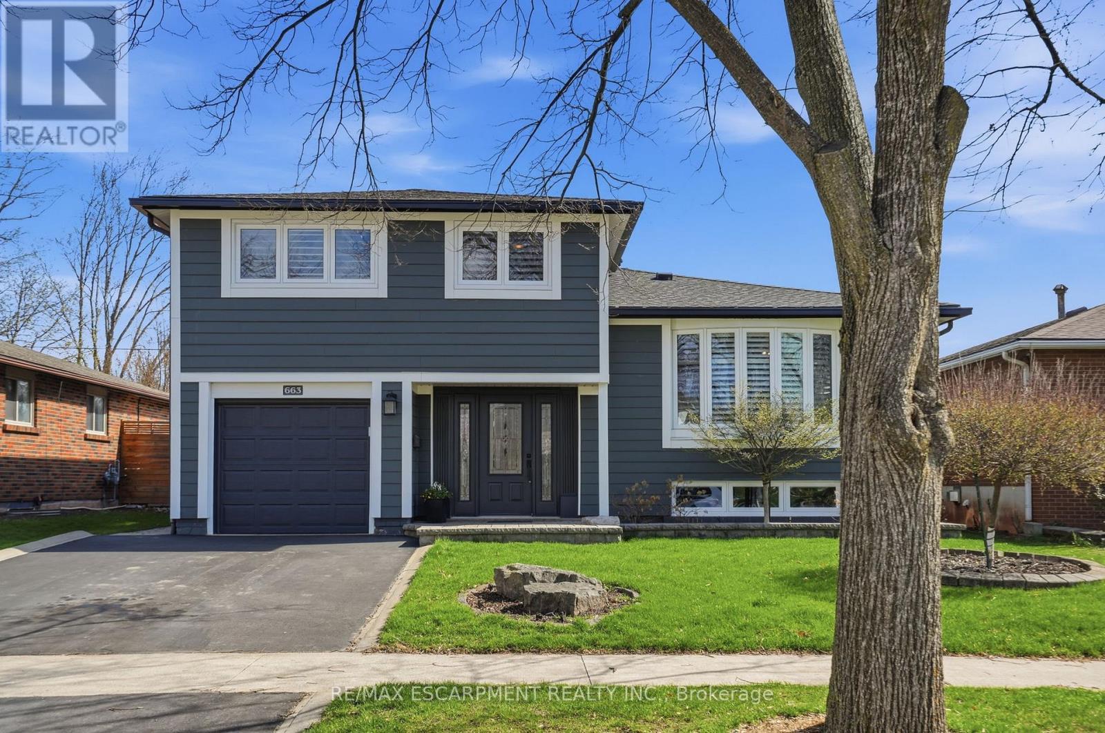 663 Mullin Way, Burlington, ON - Outdoor With Facade