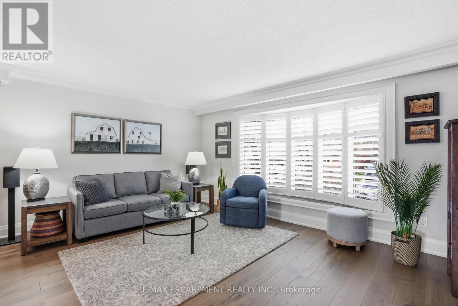 663 Mullin Way, Burlington, ON - Indoor Photo Showing Living Room