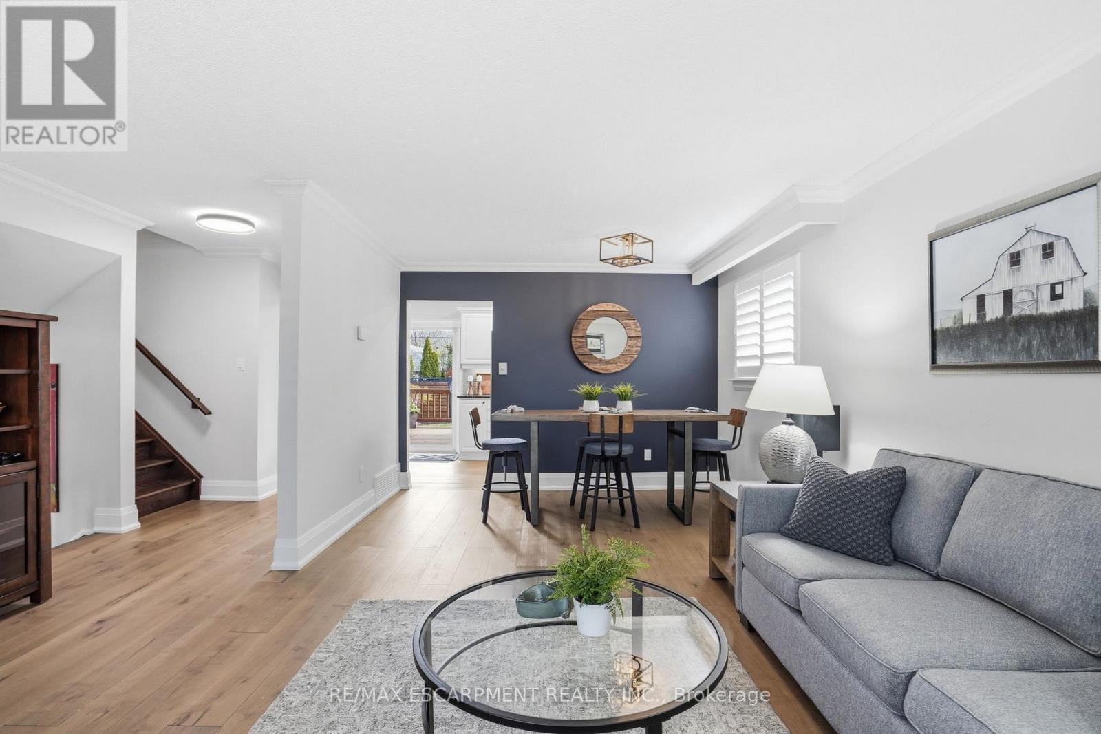 663 Mullin Way, Burlington, ON - Indoor Photo Showing Living Room