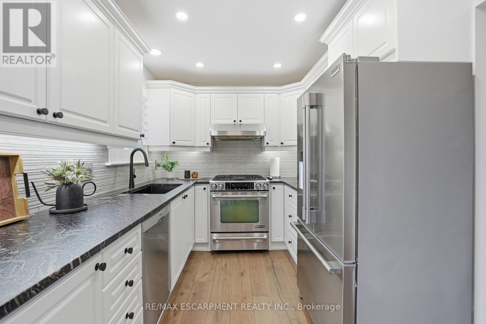 663 Mullin Way, Burlington, ON - Indoor Photo Showing Kitchen With Upgraded Kitchen