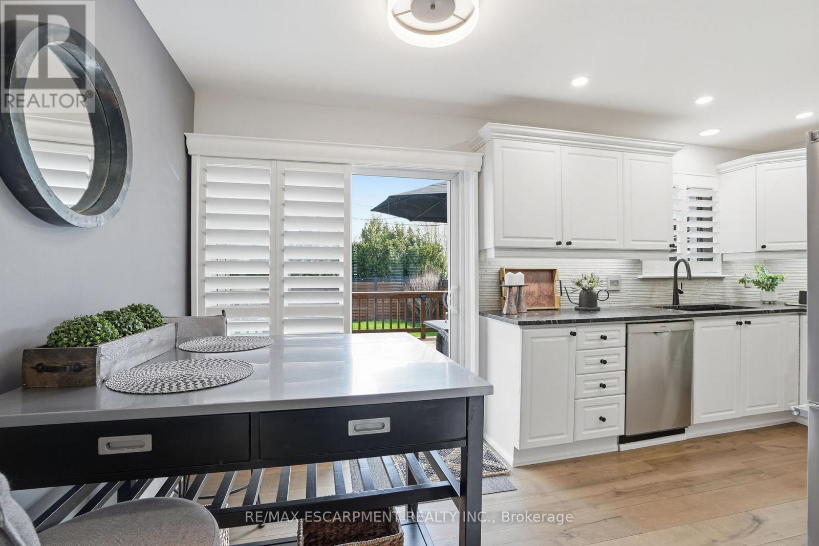 663 Mullin Way, Burlington, ON - Indoor Photo Showing Kitchen With Upgraded Kitchen