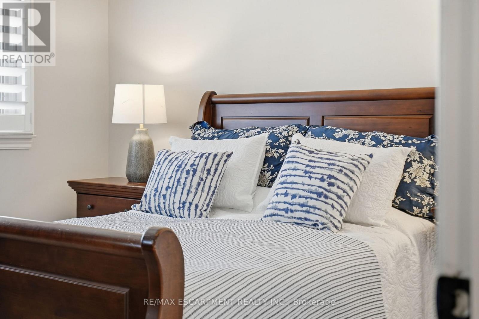 663 Mullin Way, Burlington, ON - Indoor Photo Showing Bedroom
