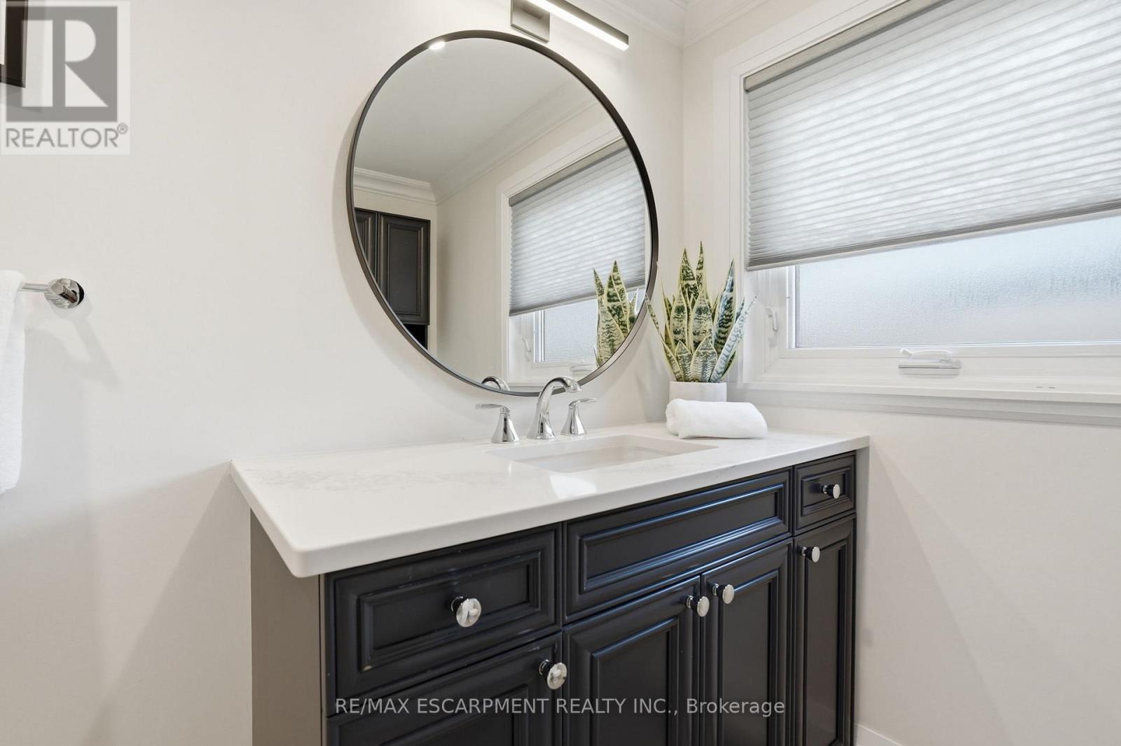 663 Mullin Way, Burlington, ON - Indoor Photo Showing Bathroom