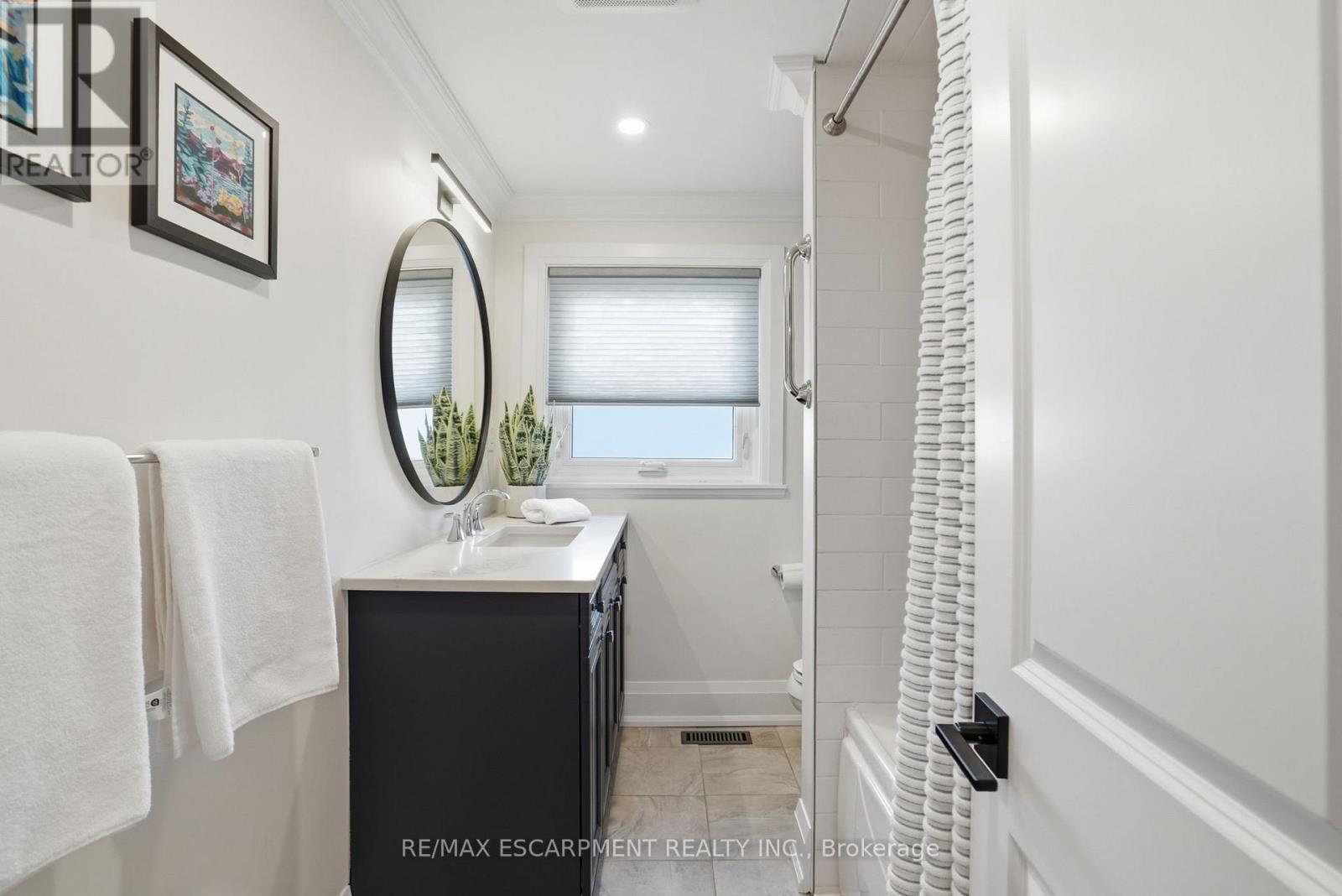 663 Mullin Way, Burlington, ON - Indoor Photo Showing Bathroom