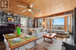 Bay window to the lake -