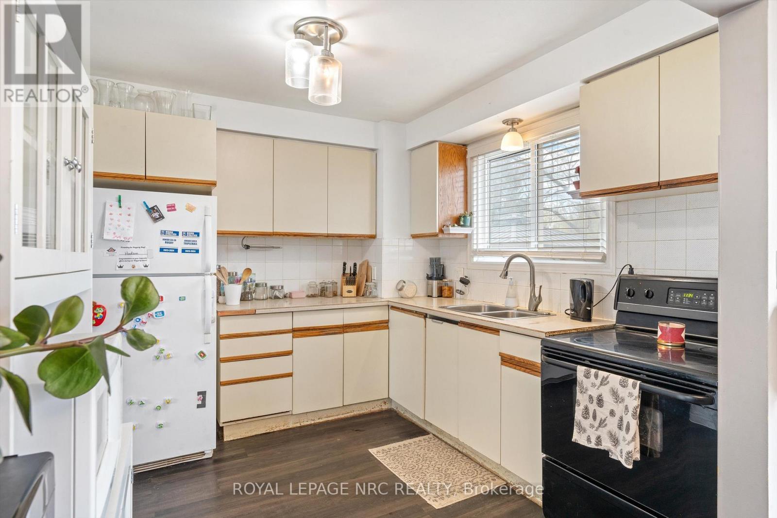 18 Lafayette Drive, St. Catharines (Lakeport), ON - Indoor Photo Showing Kitchen With Double Sink