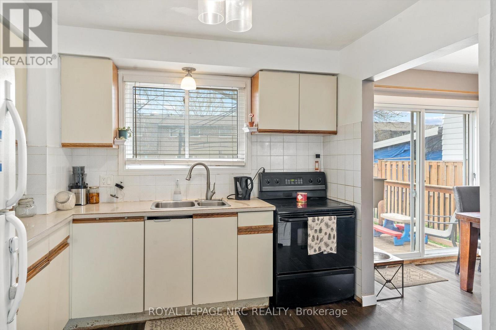 18 Lafayette Drive, St. Catharines (Lakeport), ON - Indoor Photo Showing Kitchen With Double Sink