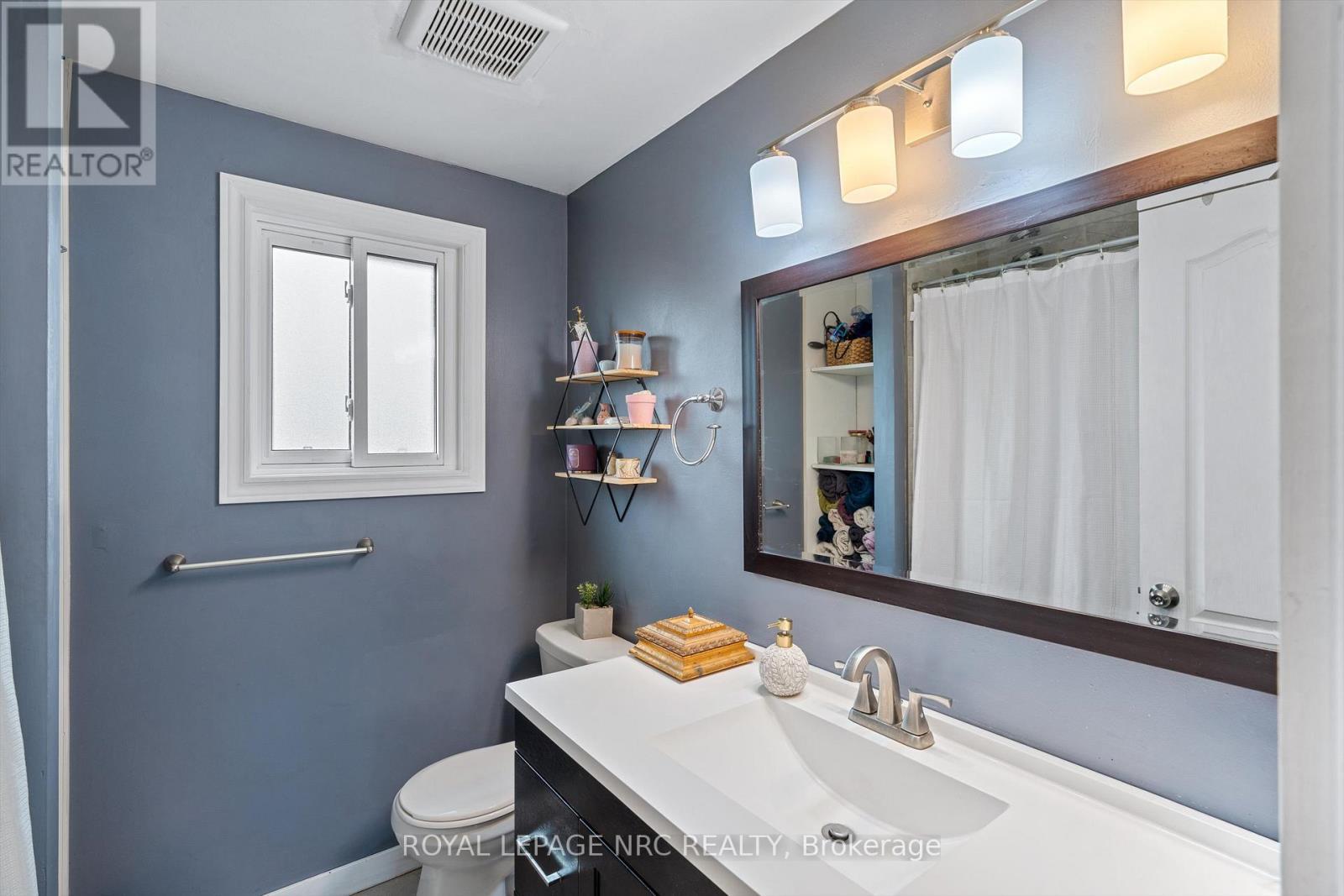 18 Lafayette Drive, St. Catharines (Lakeport), ON - Indoor Photo Showing Bathroom