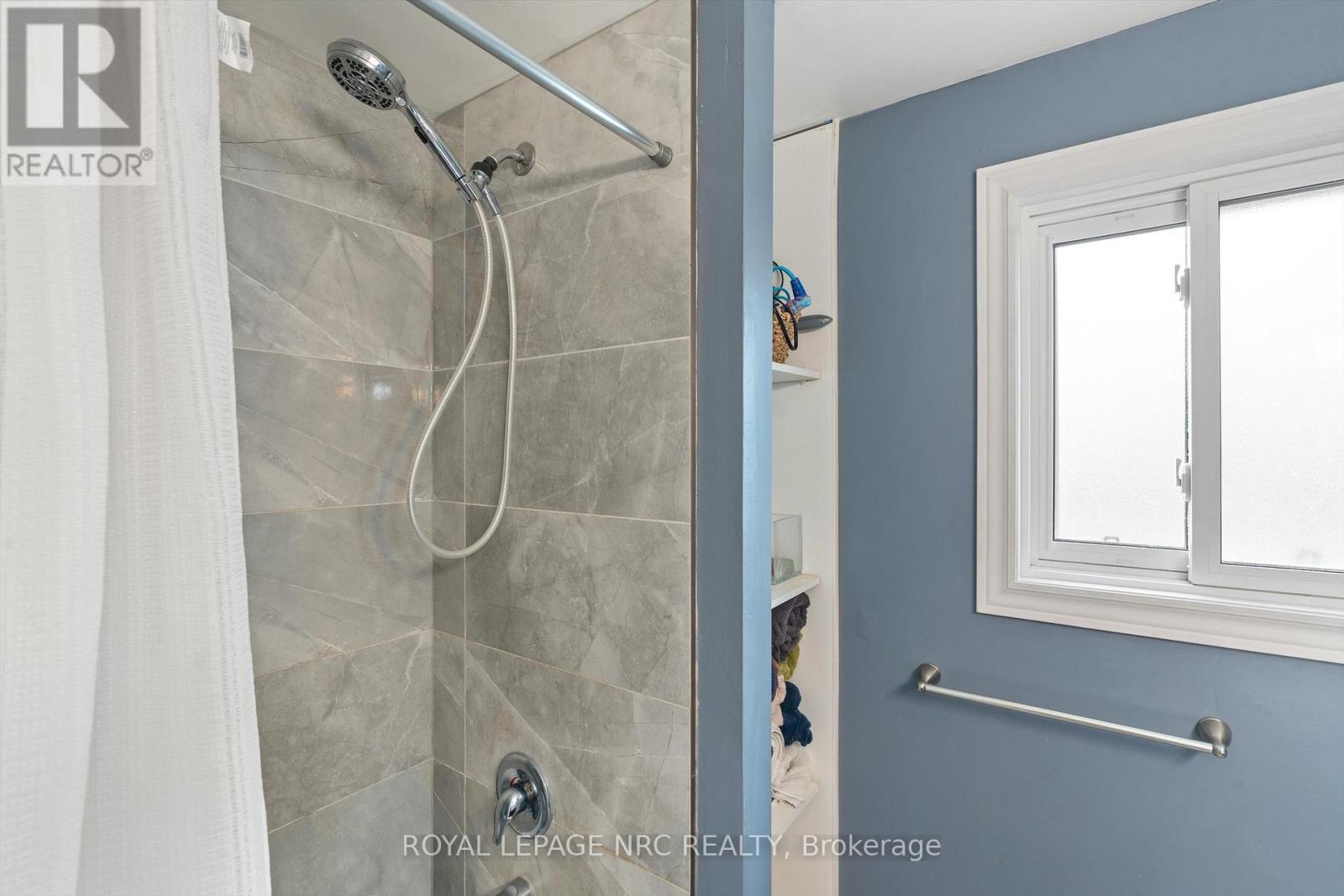 18 Lafayette Drive, St. Catharines (Lakeport), ON - Indoor Photo Showing Bathroom