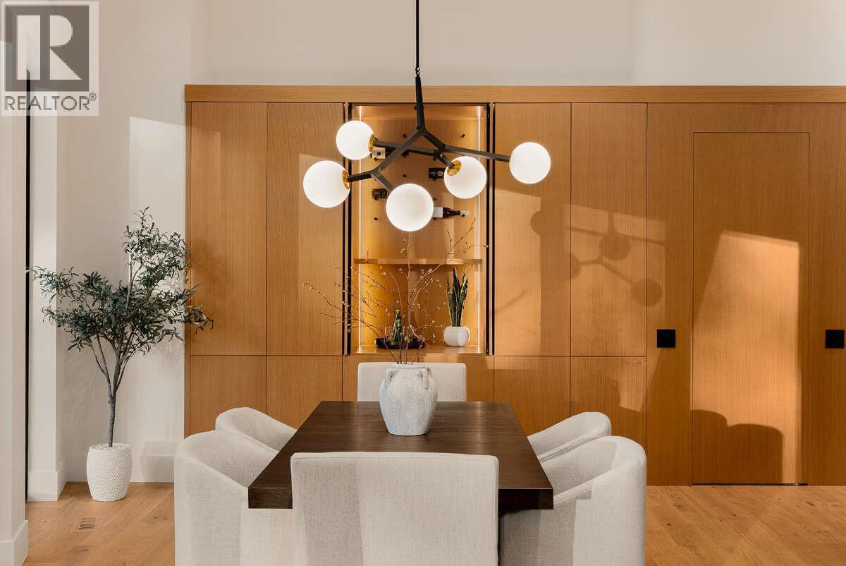 818 Predator Ridge Drive, Vernon, BC - Indoor Photo Showing Dining Room