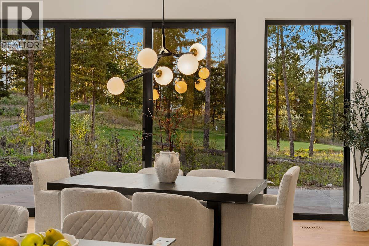 818 Predator Ridge Drive, Vernon, BC - Indoor Photo Showing Dining Room