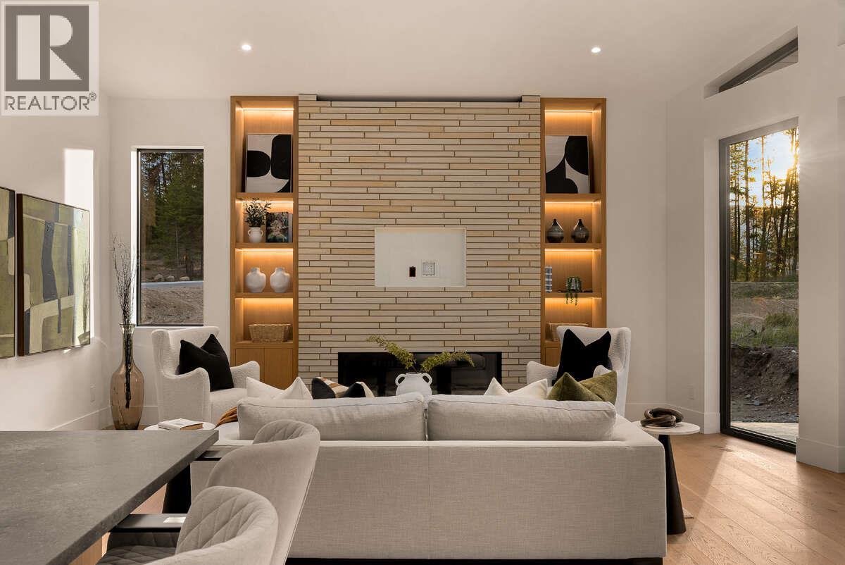 818 Predator Ridge Drive, Vernon, BC - Indoor Photo Showing Living Room