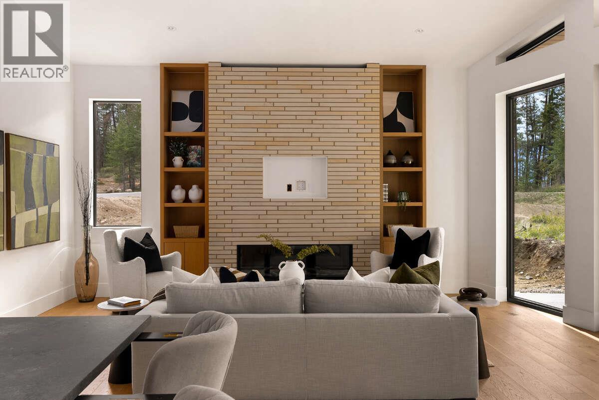 818 Predator Ridge Drive, Vernon, BC - Indoor Photo Showing Living Room With Fireplace
