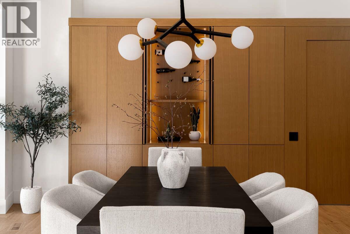 818 Predator Ridge Drive, Vernon, BC - Indoor Photo Showing Dining Room