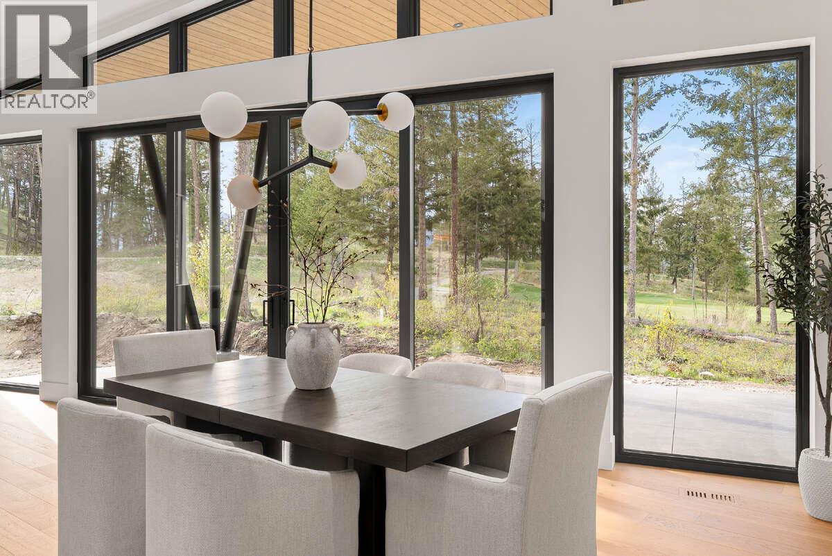 818 Predator Ridge Drive, Vernon, BC - Indoor Photo Showing Dining Room