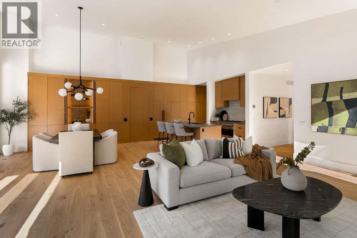 818 Predator Ridge Drive, Vernon, BC - Indoor Photo Showing Living Room
