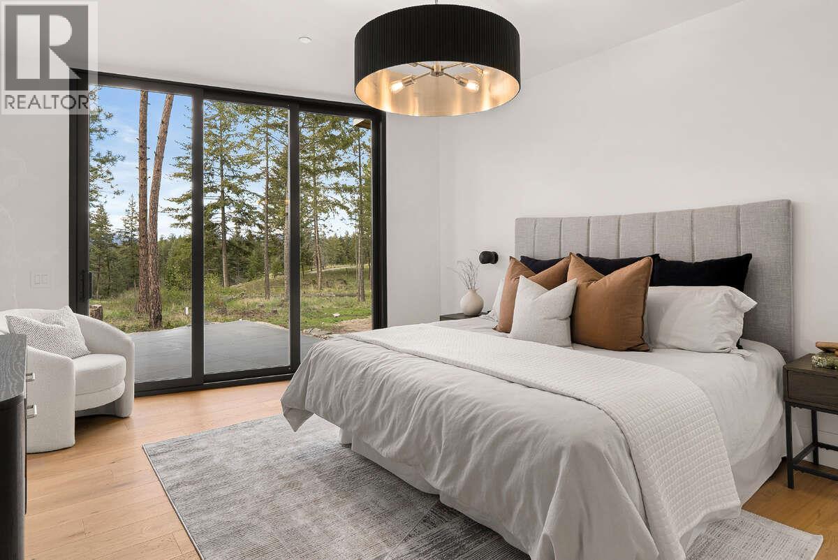 818 Predator Ridge Drive, Vernon, BC - Indoor Photo Showing Bedroom