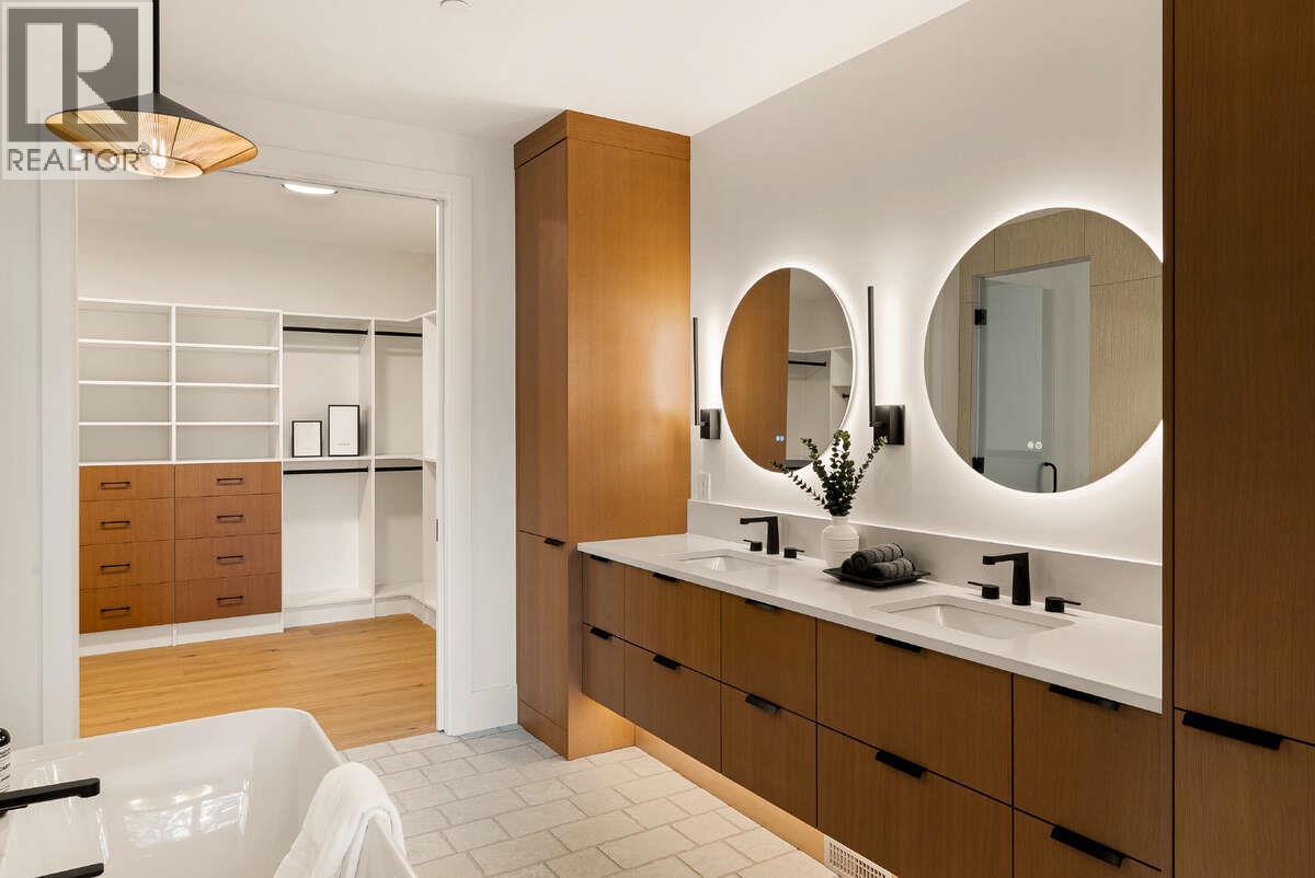 818 Predator Ridge Drive, Vernon, BC - Indoor Photo Showing Bathroom