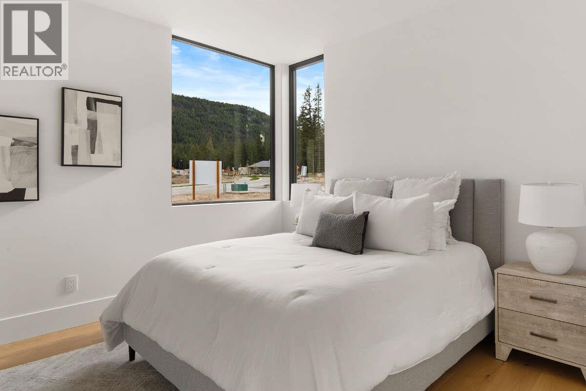 818 Predator Ridge Drive, Vernon, BC - Indoor Photo Showing Bedroom