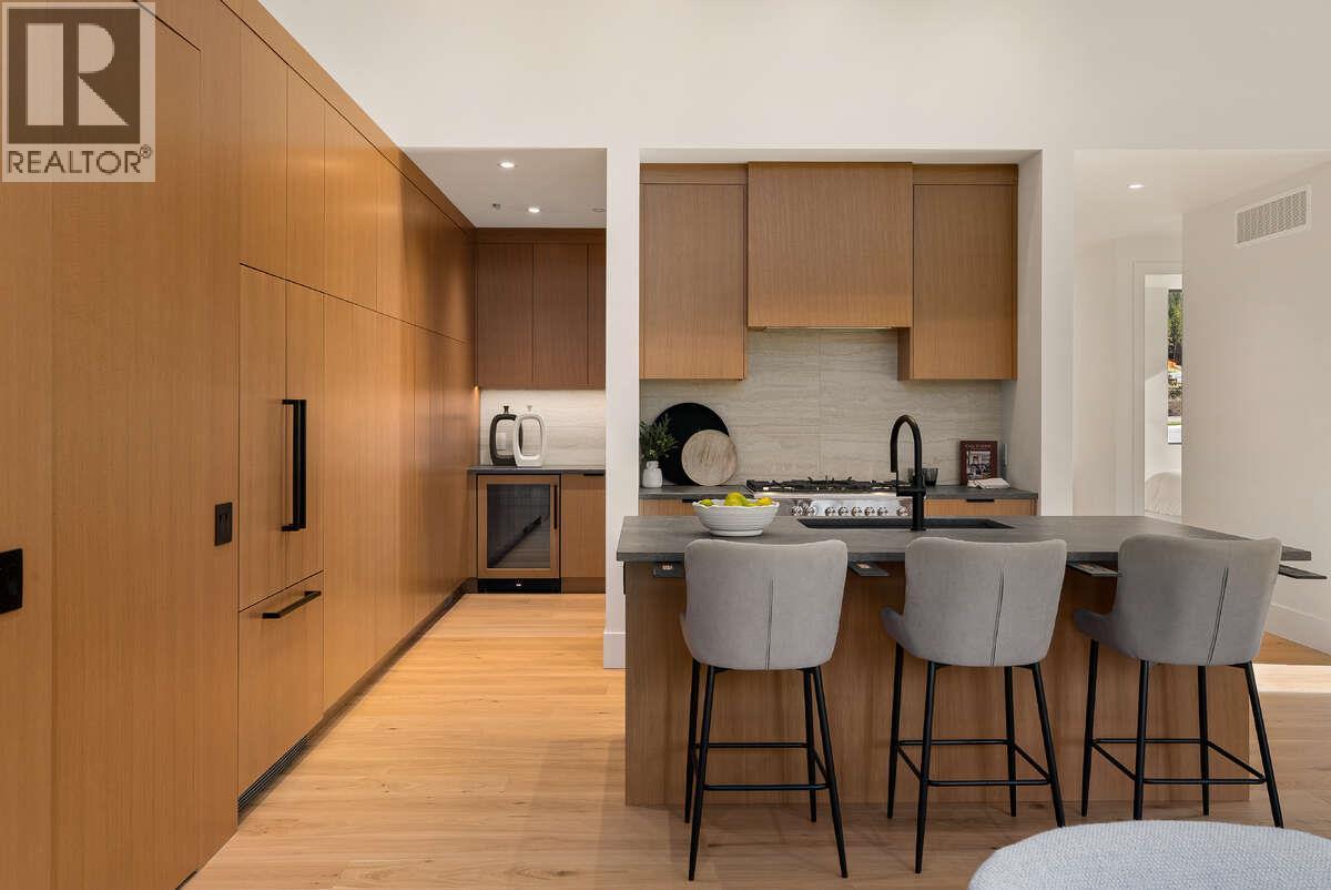 818 Predator Ridge Drive, Vernon, BC - Indoor Photo Showing Kitchen