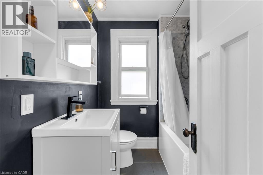 22 Cope Street, Hamilton, ON - Indoor Photo Showing Bathroom