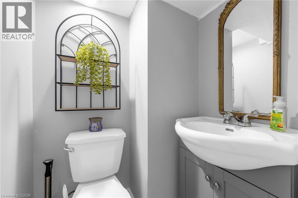 22 Cope Street, Hamilton, ON - Indoor Photo Showing Bathroom